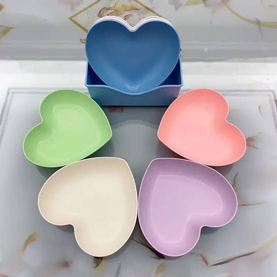 Pack of 10 Heart Shaped Plates with Holder – Decorative Plastic Plate Set | Party, Snack & Serving Plates (Random Colors)